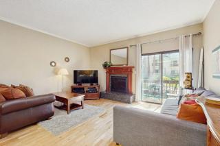Charming & classic condo with WiFi gas fireplace full kitchen & deck - 9