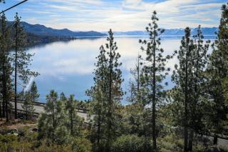 Charming & classic condo with WiFi gas fireplace full kitchen & deck - 7