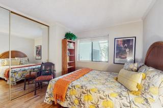 Charming & classic condo with WiFi gas fireplace full kitchen & deck - 8