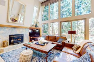 Lake Getaway with trail access forest view deck 2 fireplaces & amenities - 0