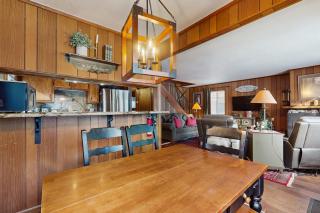 Classic Gambrel-style cabin family and pet friendly walk to lake close to ski - 6