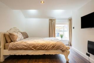 Quirky Village Centre Apartment Above a Cocktail Bar, Castle Donington - 9