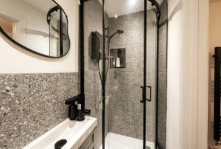 Quirky Village Centre Apartment Above a Cocktail Bar, Castle Donington - 4