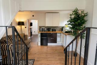 Quirky Village Centre Apartment Above a Cocktail Bar, Castle Donington - 8