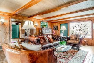 Dog-friendly retreat with game room firepit kitchen & kitchenettes - 8