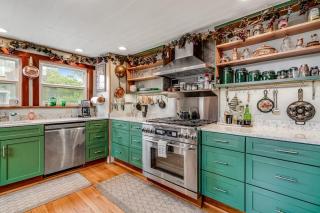 Dog-friendly retreat with game room firepit kitchen & kitchenettes - Seaside - 8