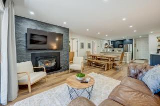 Charming condo with a wet bar fireplace washer&dryer deck - central location - 0