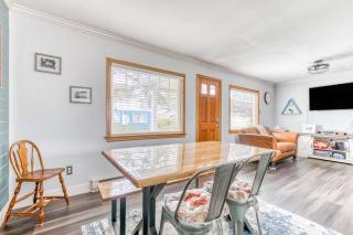 Dog-friendly home 5 blocks from the beach game room & firepit - 4