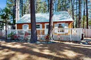Cute cabin with private hot tub less than a mile from Lake Tahoe - 8
