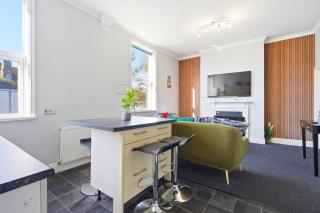 Spacious 3 Bdr, 4 Beds City Apt, free on-site parking - 5