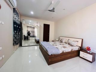 Premium Villa Stay Near the Airport Perfect for Families & Business Travelers - 1