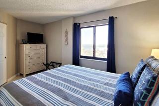 Fresh eighth floor retreat offers stunning sunrise to sunset views, book today - 8
