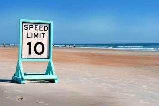 Fresh eighth floor retreat offers stunning sunrise to sunset views, book today - 3