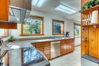 Dog-friendly house near the beach with ocean view and private gas grill - 8
