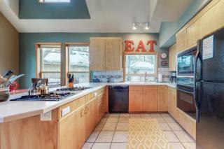 Beautiful & spacious home with a private hot tub fast WiFi AC & SHARC access - 2