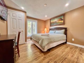 Cozy Home Near Transit & Hillcrest Mall with Free Parking - 8