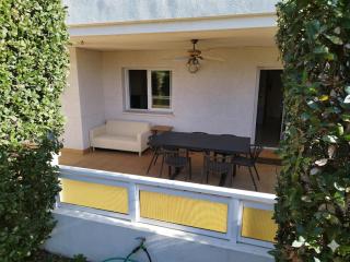 Apartamento con jardín privado, gran terraza y dos piscinas, en Playa de LaMora, Tarragona, familiar y tranquilo, reserva natural Bosque de la Marquesa con playas naturales, cerca de Altafulla, con parking, Wifi, Netflix - 6