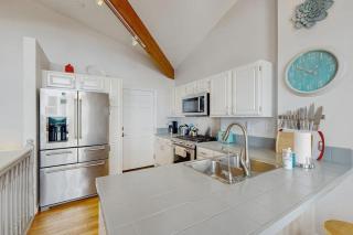 Three-story townhome with stunning Lake Tahoe view 2 fireplaces & 2 balconies - 5