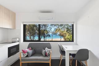 Modern Beachside Studio - 9