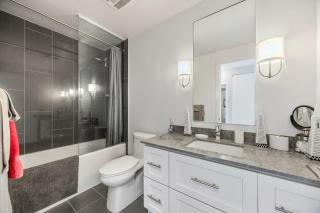 Lake Simcoe Stays - Friday Harbour's Official Rental Program - Walnut Suite - 4