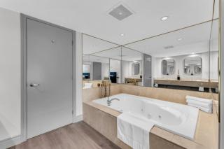 Horseshoe Valley ski resort Jacuzzi and King Bed - 3