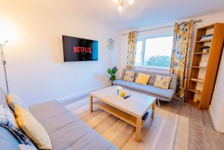 3BR Family House with Games Room & Free Parking & Fast WiFi - 5