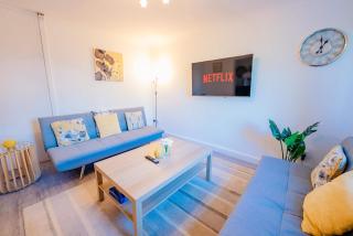 3BR Family House with Games Room & Free Parking & Fast WiFi - 3
