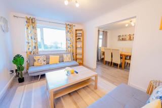 3BR Family House with Games Room & Free Parking & Fast WiFi - 4