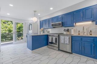 Parkside 3BR 1BA Apt Private Deck Minutes to NYC - 1