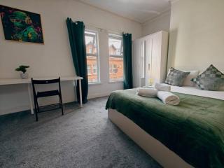 4BR Ravenhill Modern Home - 2