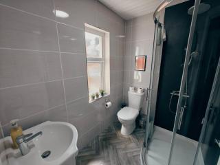 4BR Ravenhill Modern Home - 5