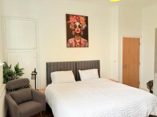 Stylish Studio flat 5, ensuite, kitchenette, Parking, Wifi,Smart TV,Contractors,NHS,Families welcome - 0