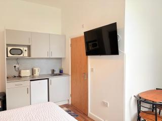 Stylish Studio flat 5, ensuite, kitchenette, Parking, Wifi,Smart TV,Contractors,NHS,Families welcome - 8