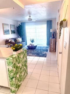 CHIC 1BR 1BA CONDO 1 Block to Aventura Mall - 4