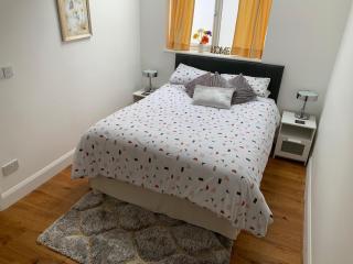 Lovely self contained space close to stations - 3