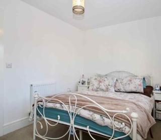 Two Bedroom House By Comfy Nest Holiday Lets Corby With WiFi, Parking, Ideal For Long Stay - 2
