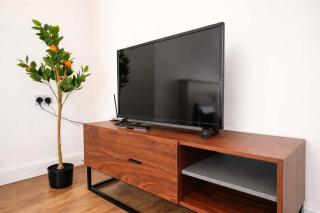 Stylish 3BR Stay with Garden & Parking - 7