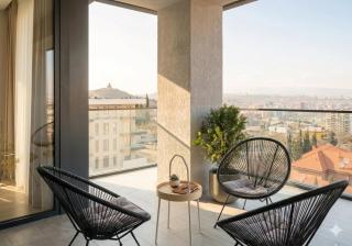 Designer Apt with Panoramic View & Free Parking - 9