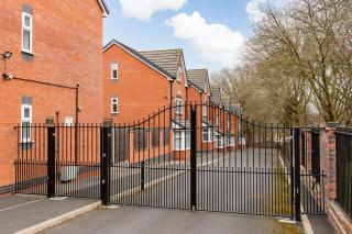 Birmingham Estate - Contractor & Group Accommodation - Secure Parking - 6