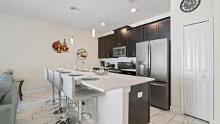 Luxury Townhouses 4 and 5 Bedrooms 18 Minutes away from Disney! - 1