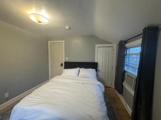 Private Room near EWR Airport & NYC Bus Room 3 - 5