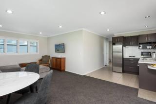 Modern Marine Parade Apartment - Mount Maunganui - 5