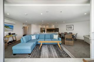 Oceanside Apartment with Iconic Views - 2