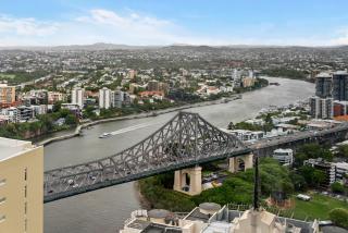 Bright Sky Home with Endless Views, Pool and Parking - 8