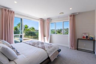 Spacious 4-Bedroom Family Home in Long Bay - 1