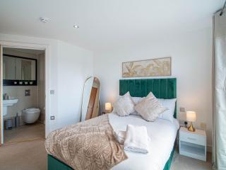 City View 2BR 2BA Apartment Leeds Dock Balcony - 1