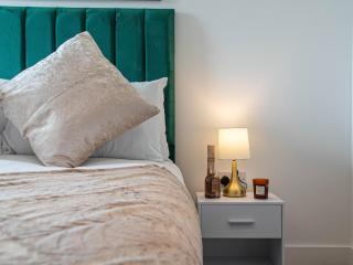 City View 2BR 2BA Apartment Leeds Dock Balcony - 3