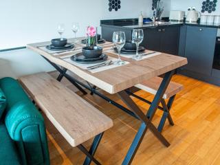 City View 2BR 2BA Apartment Leeds Dock Balcony - 9