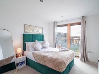 City View 2BR 2BA Apartment Leeds Dock Balcony - 8