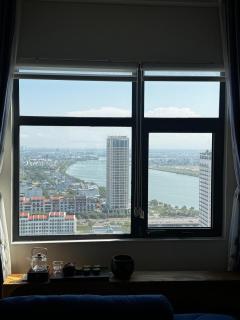 Lake view aesthetic modern home - 5